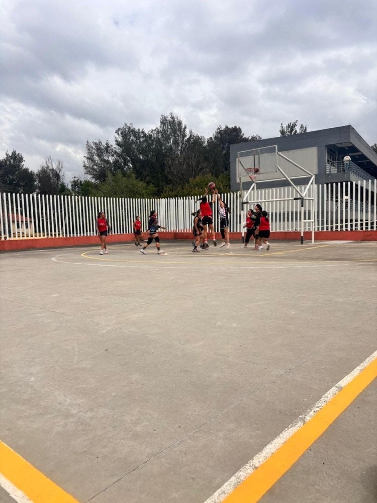 Sus instalaciones cuentan con espacios deportivos y recreativos.