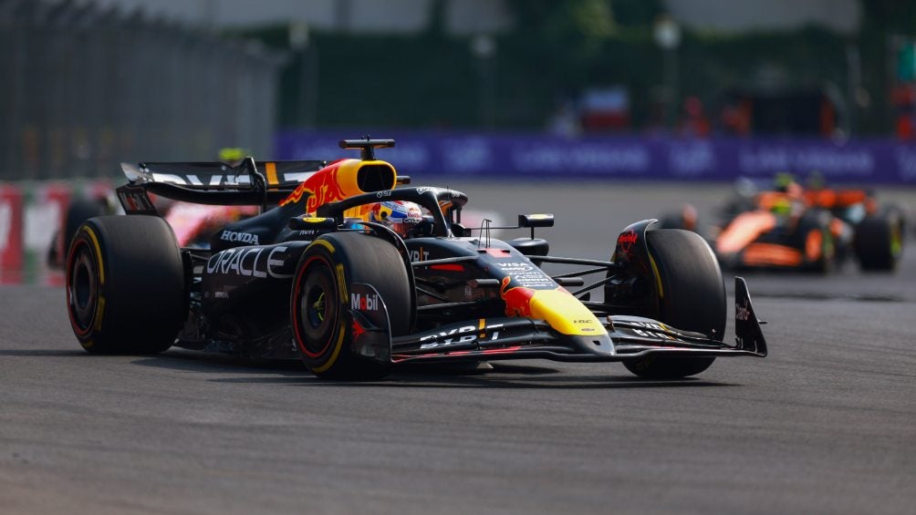 Verstappen en el RB20