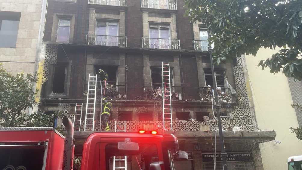 El incendio se originó en una bodega de ropa y artesanías. 