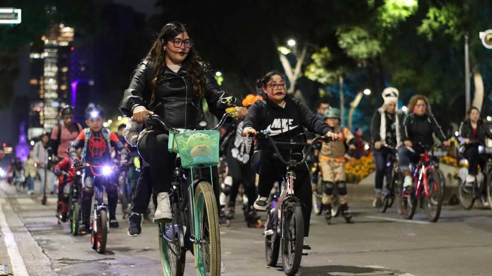 Nuevamente fue un éxito el paseo nocturno 'Muévete en Bici' por el Día de Muertos. 