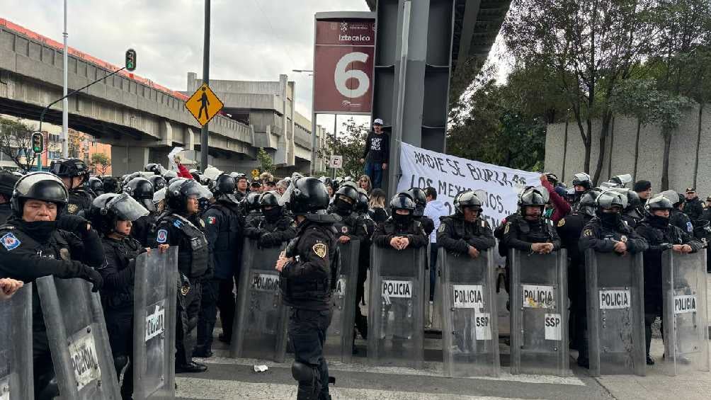 Elementos de la SSC llegaron al lugar para controlar la situación y reprimir a los manifestantes.  