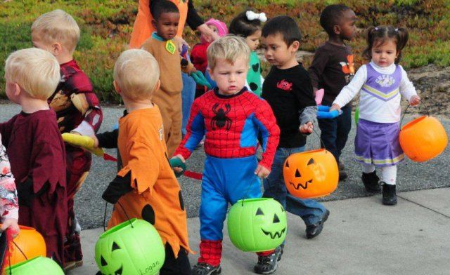 Dulce o Truco, los niños piden dulces en Halloween