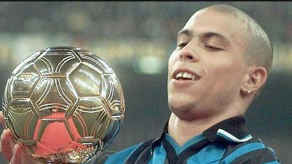 Ronaldo en su cumpleaños con eol balón de Oro