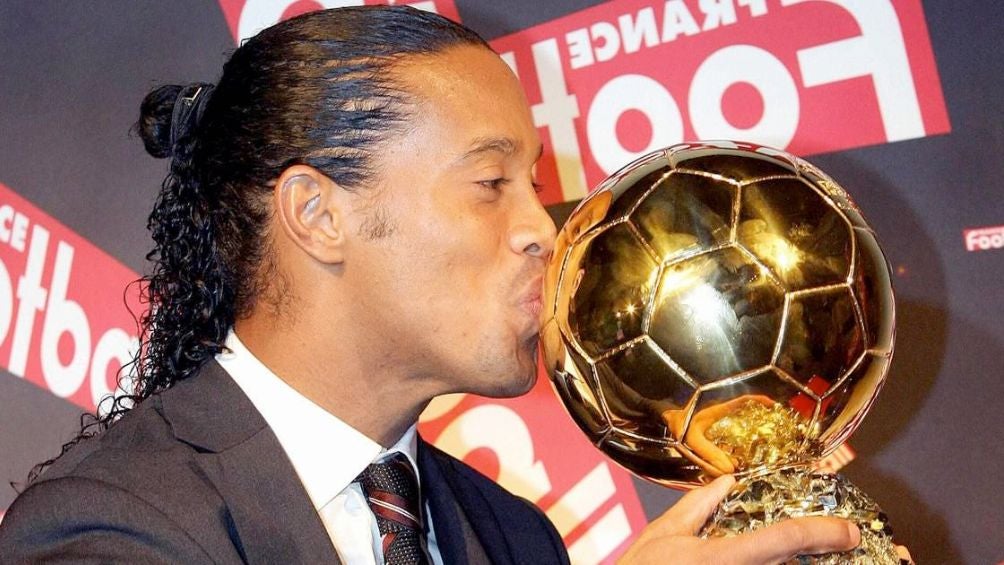 Ronaldinho con el balón de oro