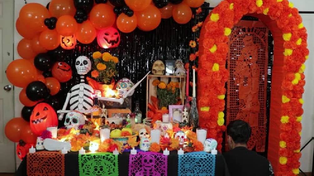 El papel picado, hecho originalmente de papel amate, representa a dioses vinculados con la tierra, la lluvia y la agricultura.