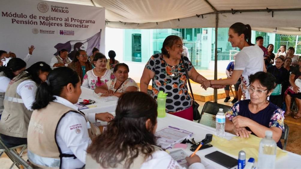 En el Estado de México, las mujeres jefas de familia deben elegir entre los programas "Mujeres con Bienestar" y "Pensión para el Bienestar de Mujeres Adultas Mayores".