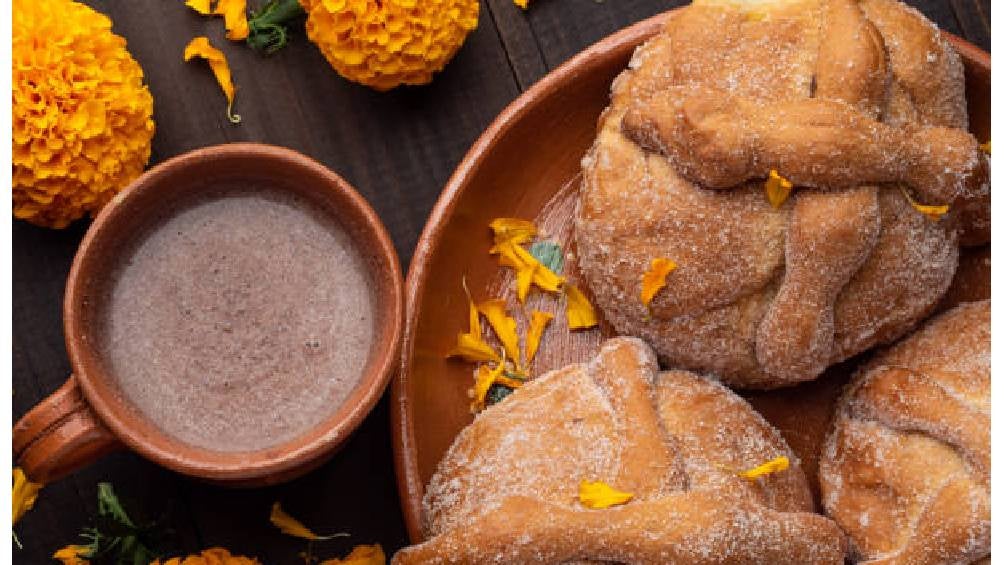 El pan de muerto se utiliza para adornar las ofrendas en Día de Muertos. 