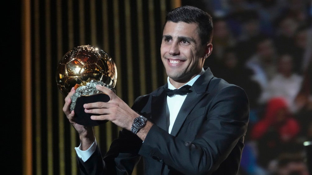 Rodri recibiendo el Balón de Oro