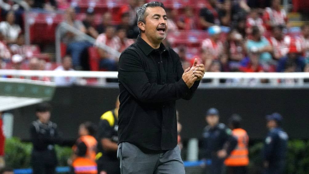 Arturo Ortega dirigiendo a Chivas