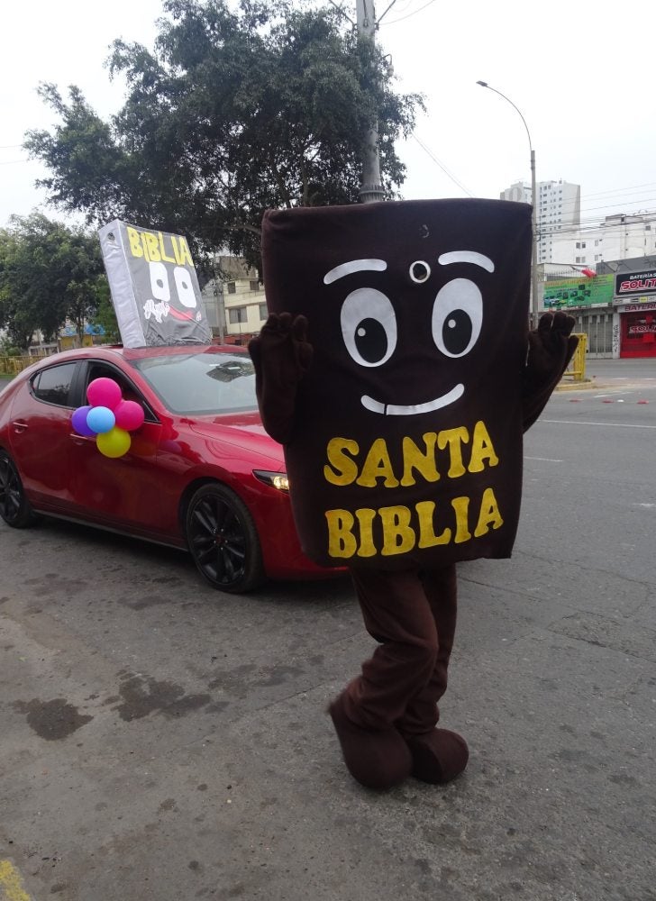 Los manifestantes fueron criticados por salir con alguien disfrazado. 