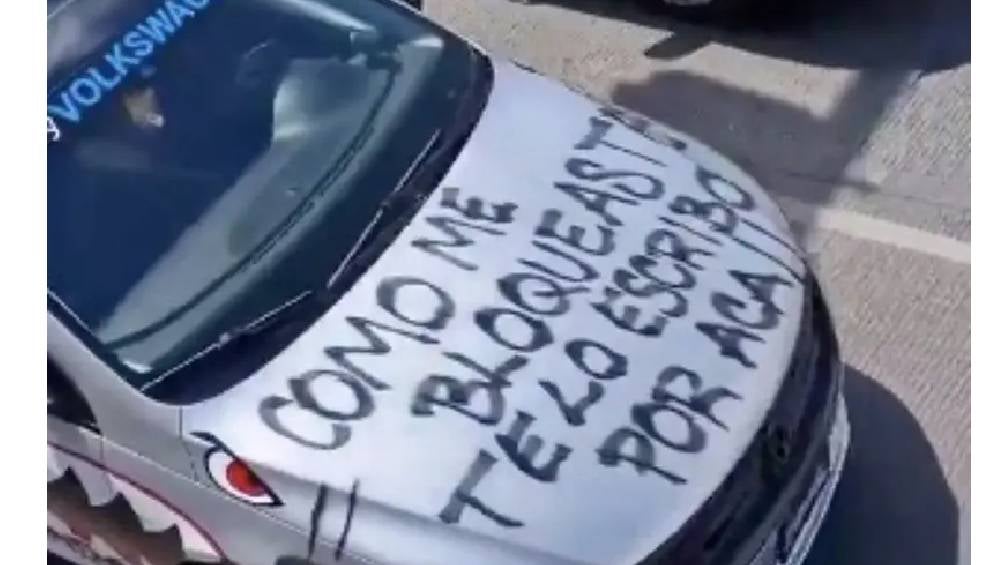 El auto se ha vuelto viral en redes por las frases. 