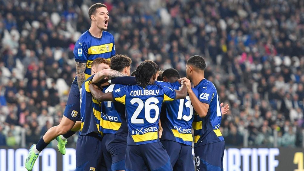 Parma celebra uno de sus dos goles ante la Juve