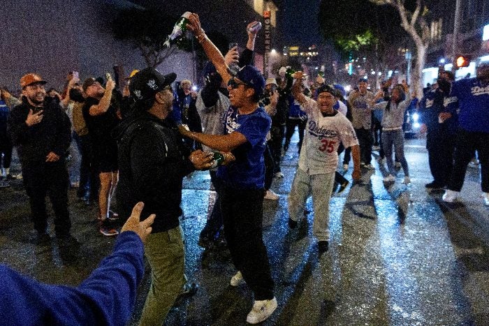 Fans de Dodgers en las calles de Los Ángeles 