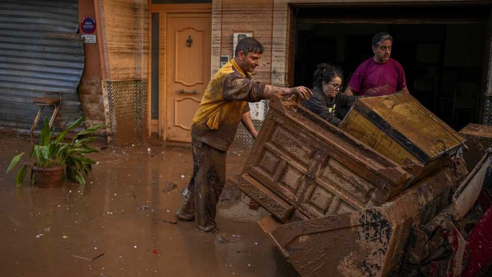 Los sobrevivientes comenzaron a limpiar sus casas inundadas. 