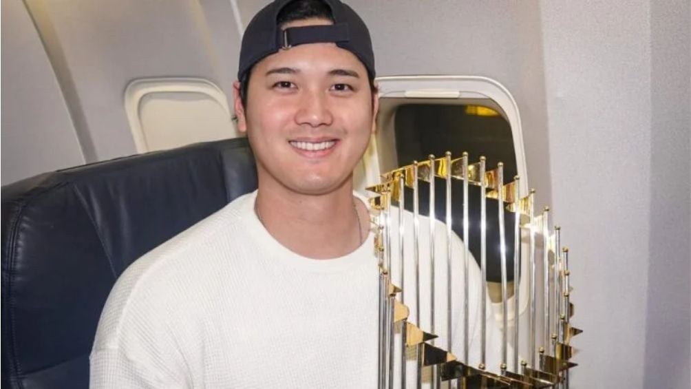 Ohtani con el Trofeo del Comisionado