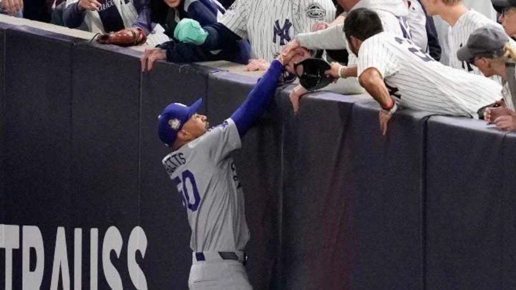 Betts en el momento del encontronazo con los aficionados