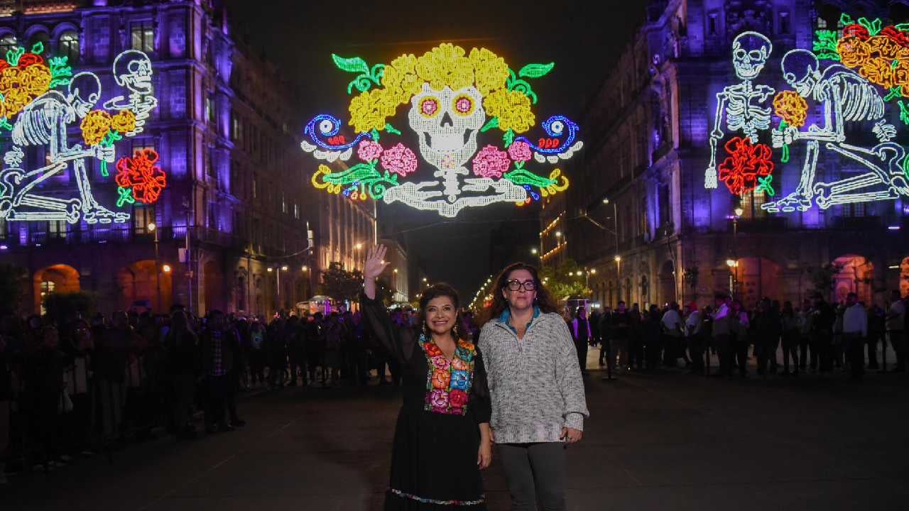 El alumbrado conmemorativo de Día de Muertos también luce espectacular. 