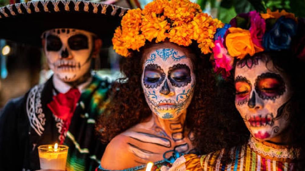 El Día de Muertos presenta una perspectiva singular sobre la muerte, viéndola como una etapa en el ciclo de la vida en lugar de un final.