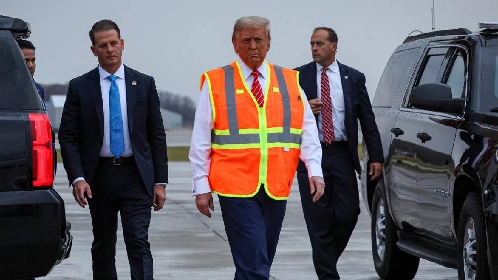 Trump llegó vestido con chaleco fosforescente. 