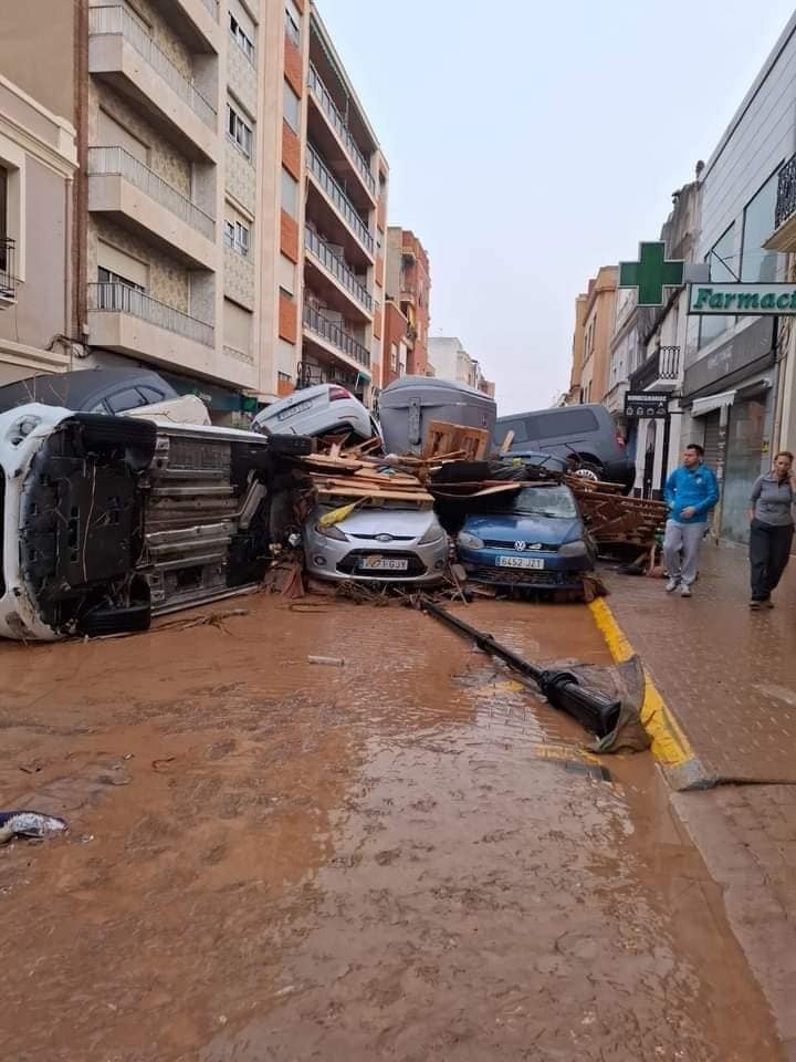 La gente busca remover los escombros que hay sobre las calles.