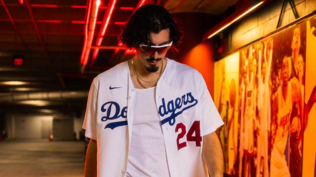 Jáquez con jersey de Dodgers