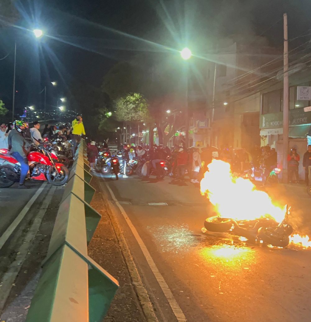 Una moto se incendió sobre avenida Tlalpan.