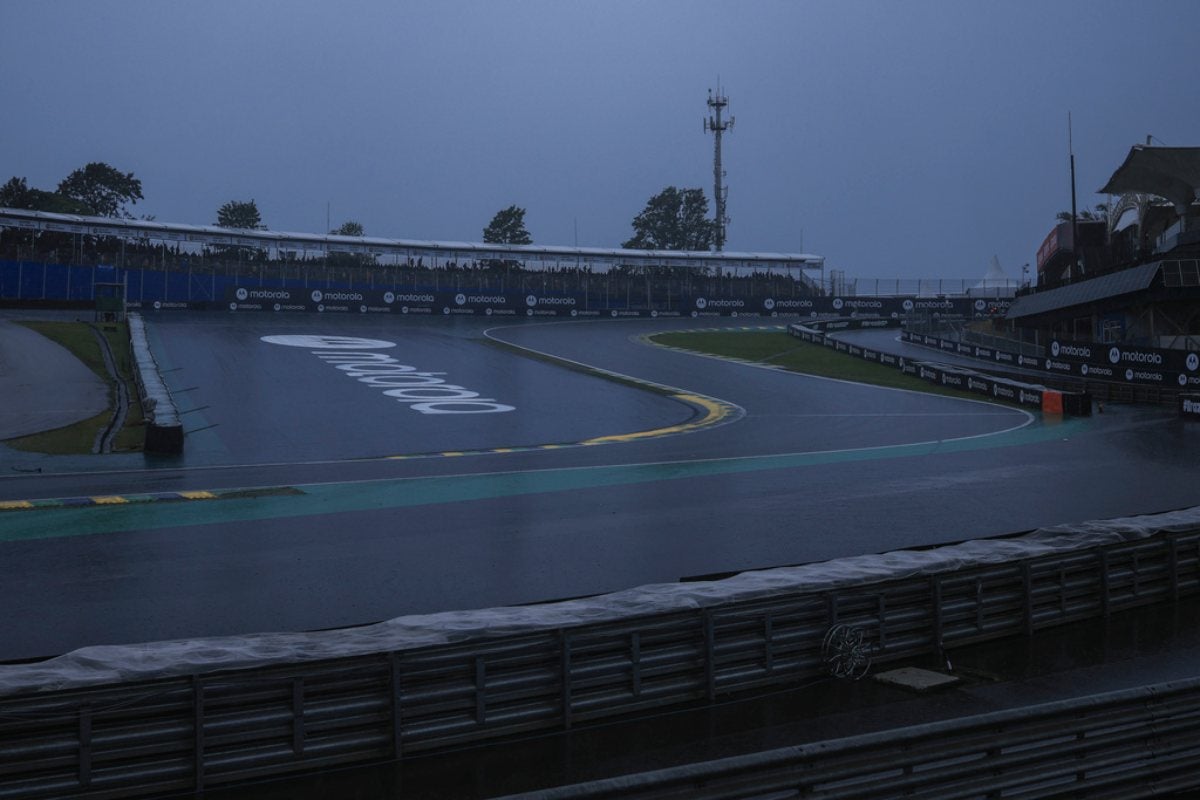 Los autos ni siquiera pudieron rodar con gomas de lluvia 