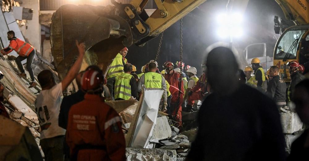 Rescatistas trabajaron toda la noche para encontrar más cuerpos.