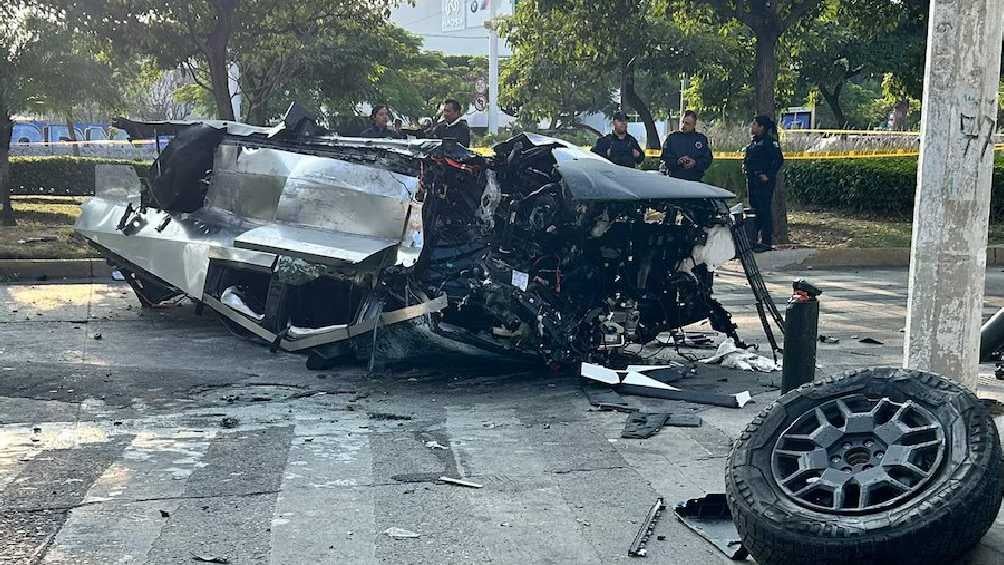 En Guadalajara una Cybertruck volcó y dejó varios lesionados, entre ellos una mujer en estado grave. 