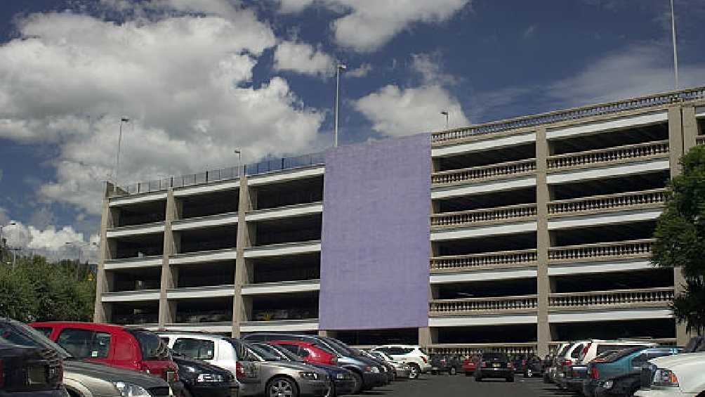 Algunos centros comerciales son acusados de cobrar altas tarifas de estacionamiento. 