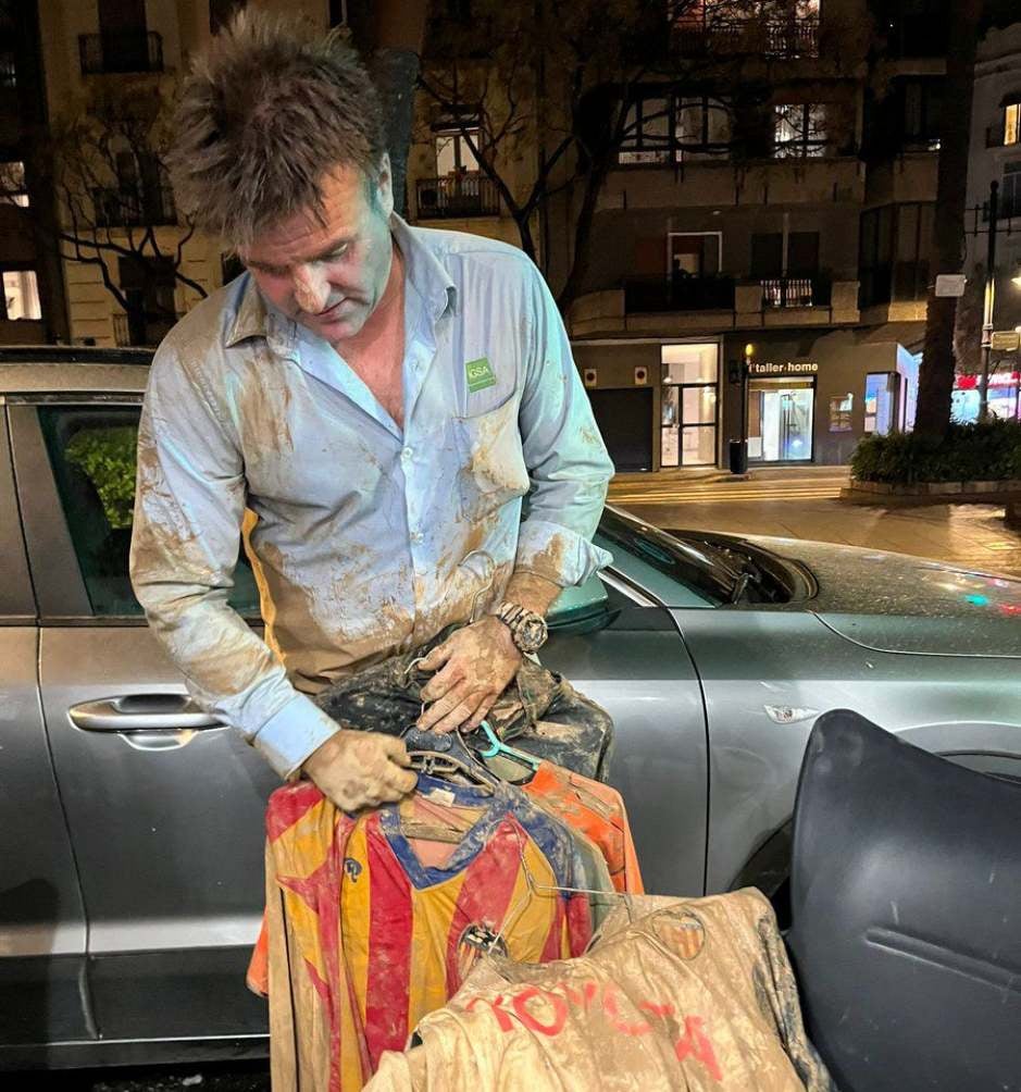 José Ponce con camisetas