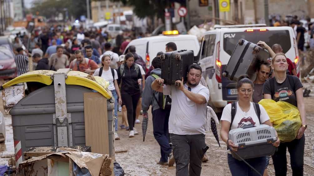 Miles de personas perdieron sus cosas y se han visto obligadas a irse del lugar. 