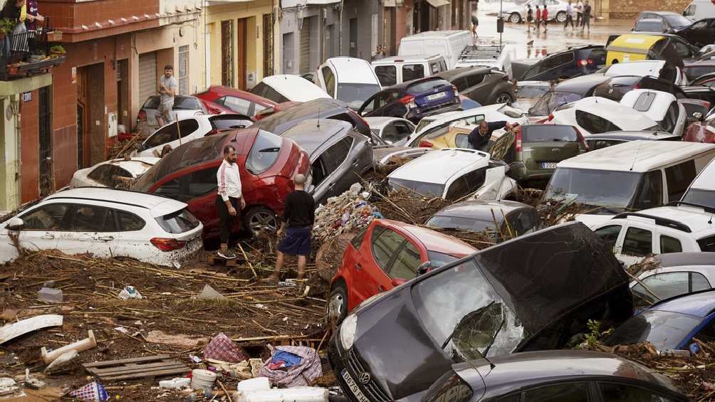 En las calles todavía se pueden ver vehículos apilados que llegaron ahí por la fuerza del agua. 