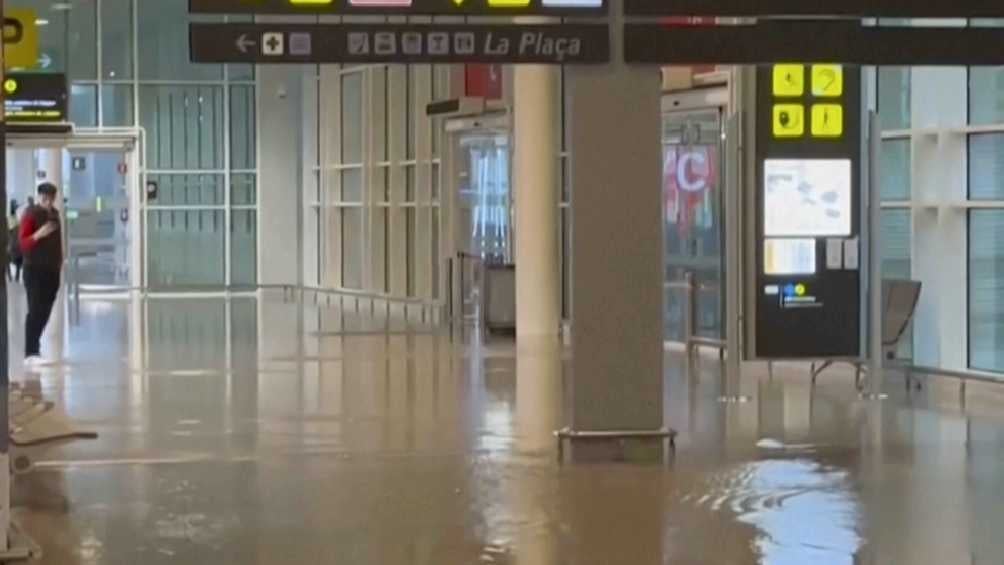 El Aeropuerto de El Prat también fue afectado por las fuertes lluvias. 