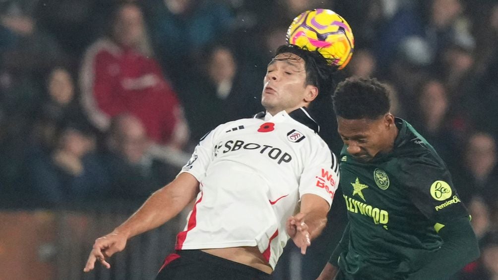 Raúl Jiménez en el partido contra el Brentford