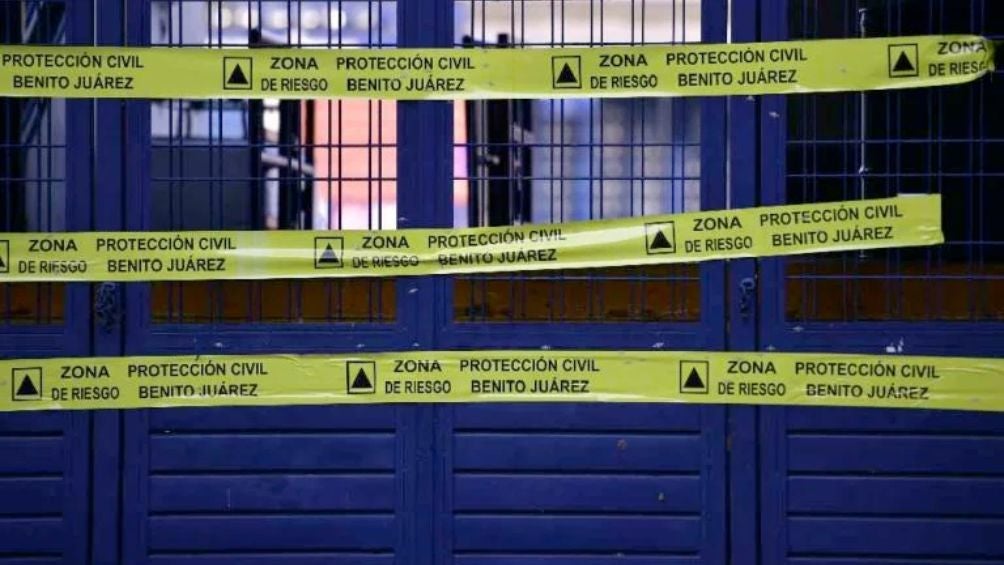 Las cintas de clausurado en el estadio azul