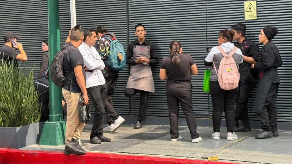 Empleados de otros locales de la plaza comercial fueron evacuados. 