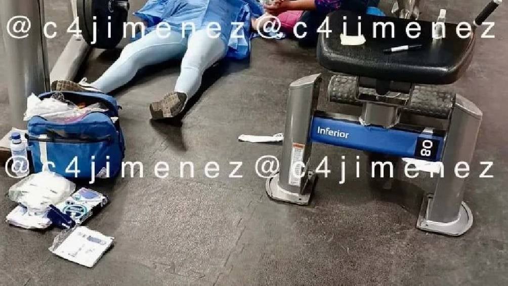 Una joven de 20 años en el gimnasio mientras realizaba ejercicio. 