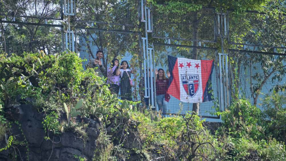 Aficionados de Atlante alentando en Cantera