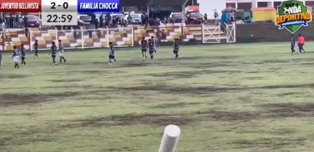 Futbolistas saliendo del campo antes de la tragedia