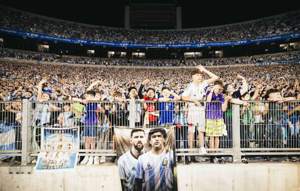 Aficionados argentinos en el Monumental