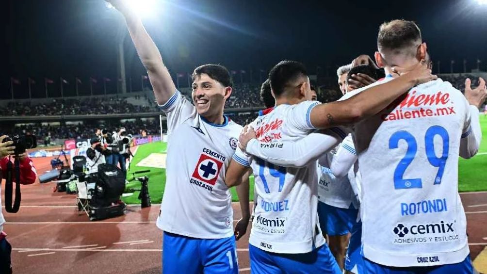 Guti celebra un gol con Cruz Azul