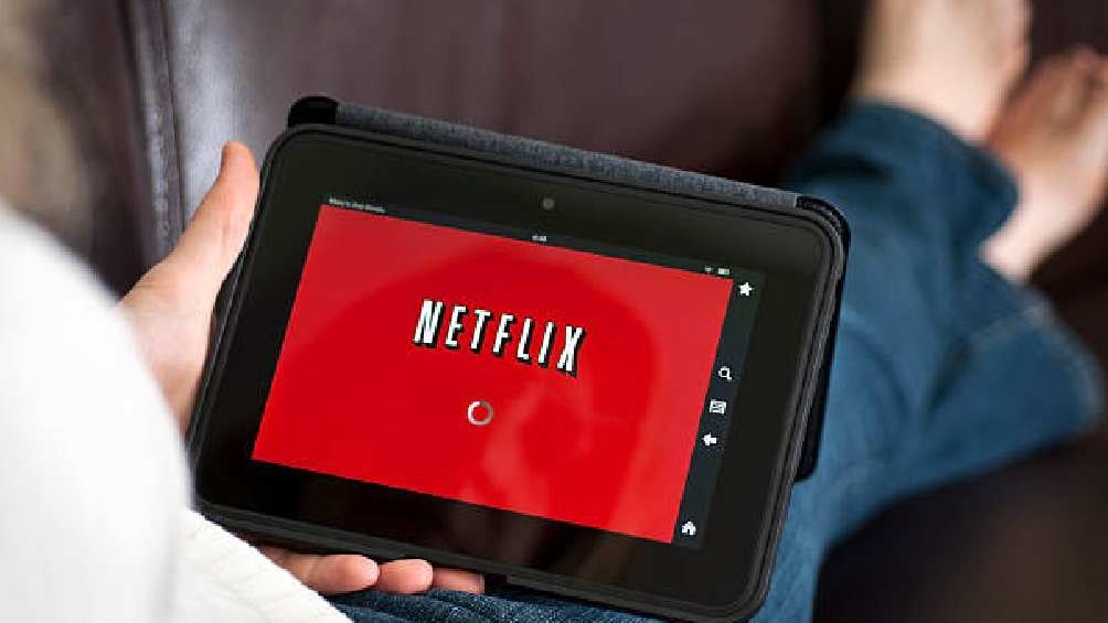 Netflix es contratado mediante una membresía mensual que se paga con tienda de débito o crédito. 