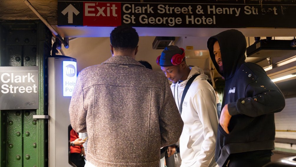 Jugadores de Detroir Pistons viajando en metro de Nueva York