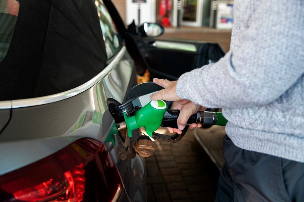 La falta de combustible pude dañar el motor.