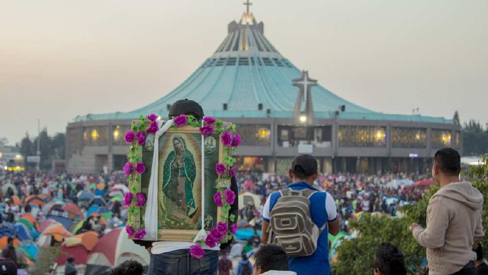 Miles de creyentes visitan la casa de la Virgen del Tepeyac para celebrar su cumpleaños. 