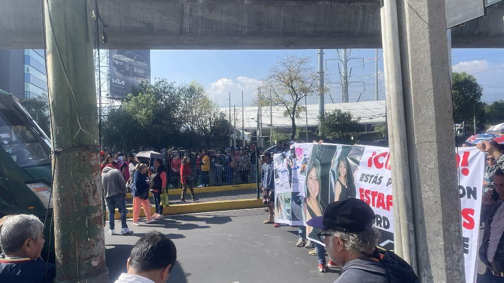 Autos particulares y camiones de transporte público no pudieron avanzar. 