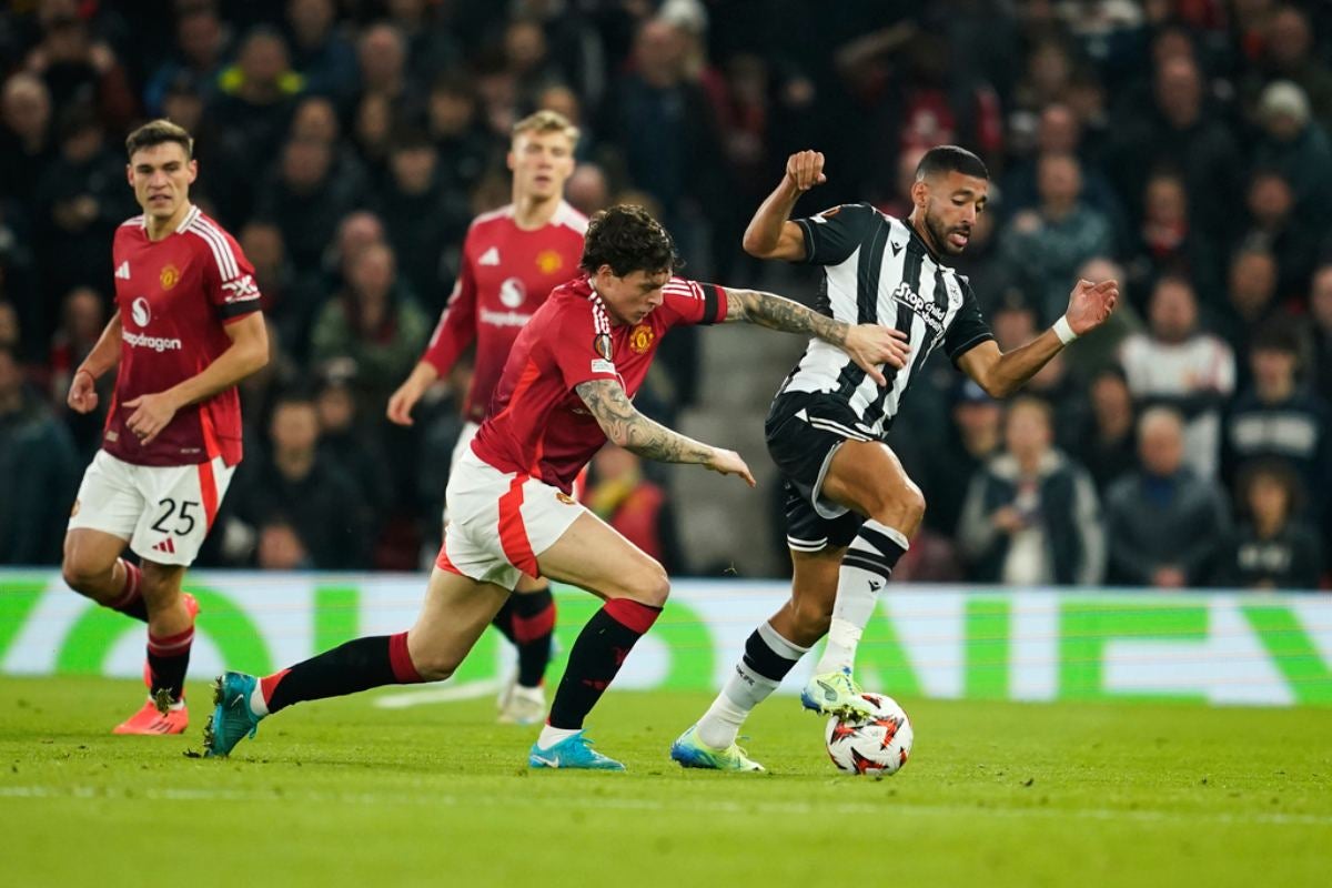 El United batalló en el primer tiempo para abrir el marcador 