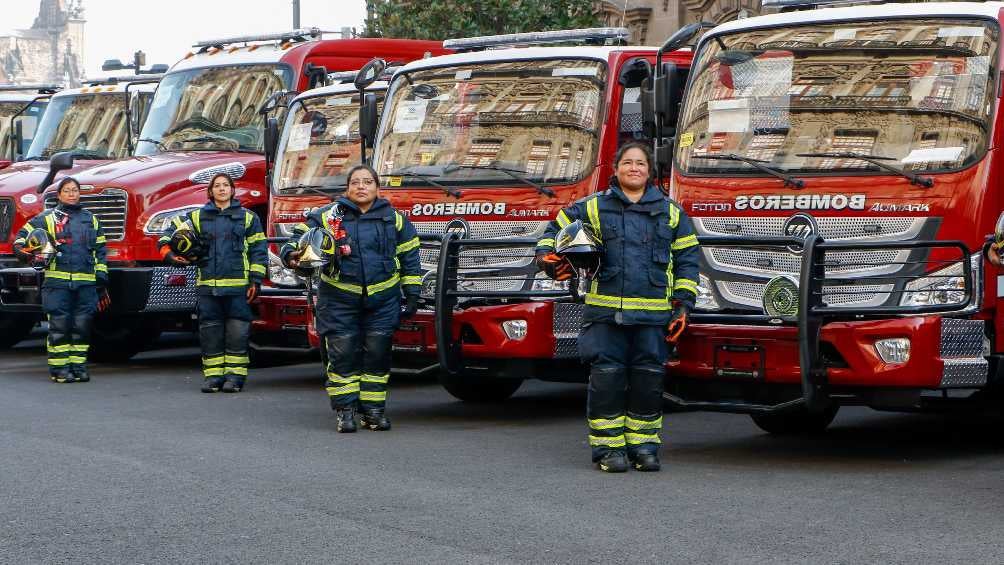 Las autoridades también prometieron mayores apoyos a las y los bomberos de CDMX. 