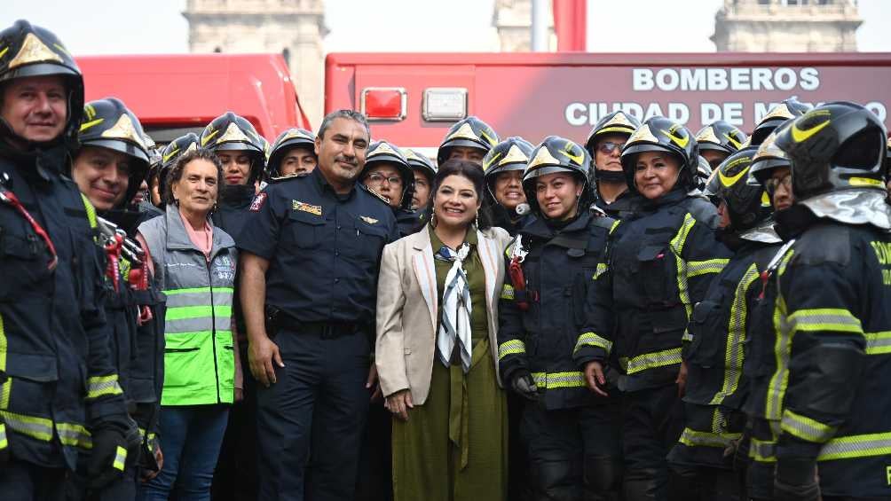 La Jefa de Gobierno Clara Brugada encabezó la entrega de los carros de bomberos. 